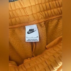 Nike women’s trend essential fleece pants. Women’s small